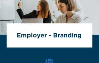 Employer Branding umfasst alle strategischen Maßnahmen, die darauf abzielen, ein Unternehmen als attraktiven Arbeitgeber zu positionieren.